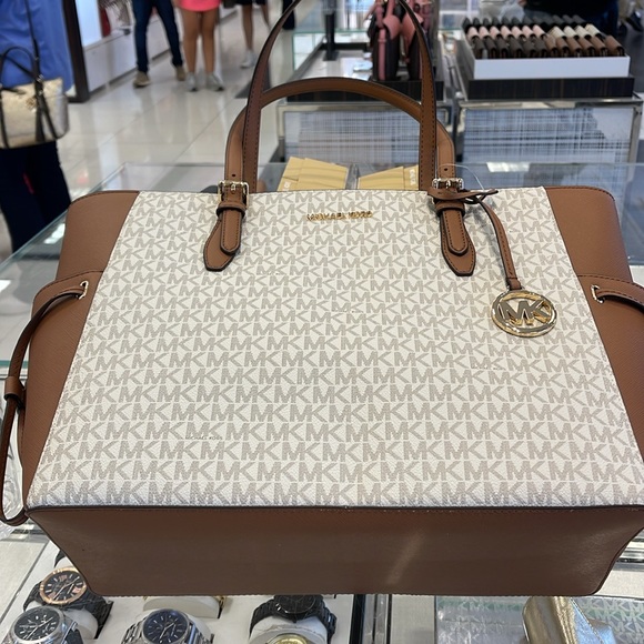 MICHAEL KORS GILLY LARGE DRAWSTRING TRAVEL SHOULDER TOTE SIGNATURE 
VANILLA 
NWT - Picture 8 of 16